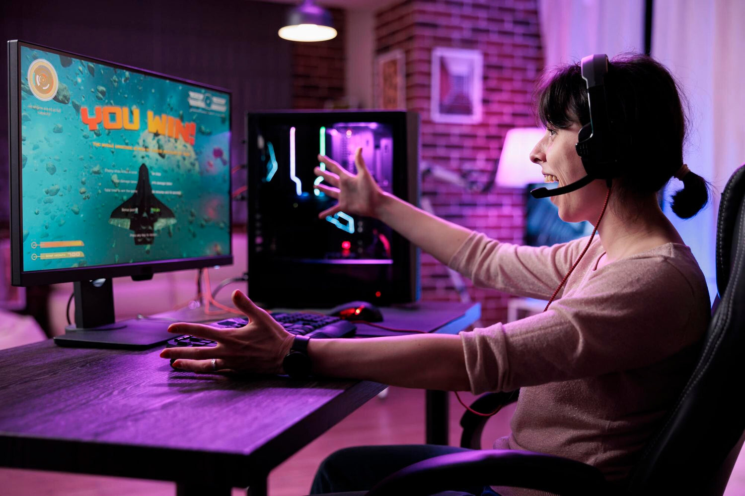 Girl enjoying winning on Gotraka Custom pc